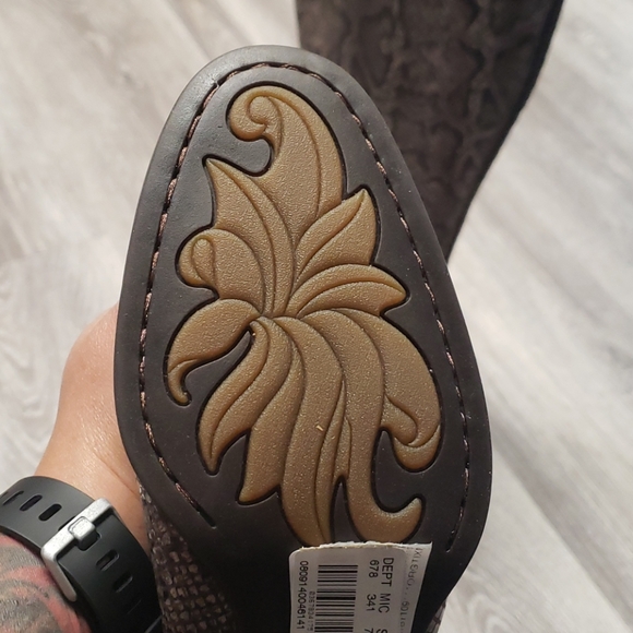 Born Woman Snake Print Boots - Picture 8 of 11